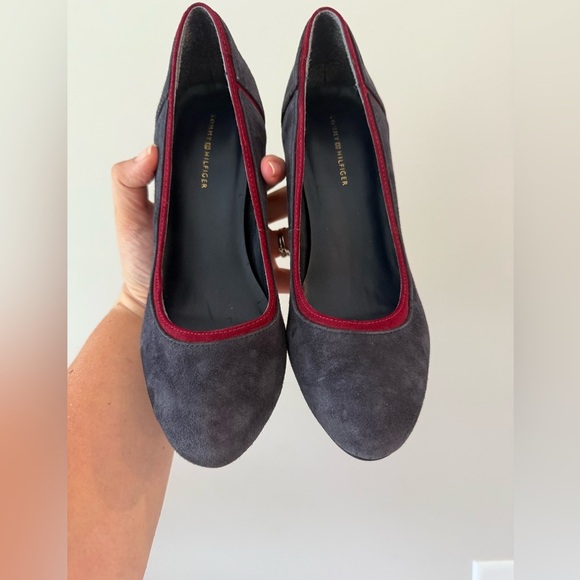 Size 7 suede Tommy Hilfiger chunky heel with gold trim - Picture 1 of 5